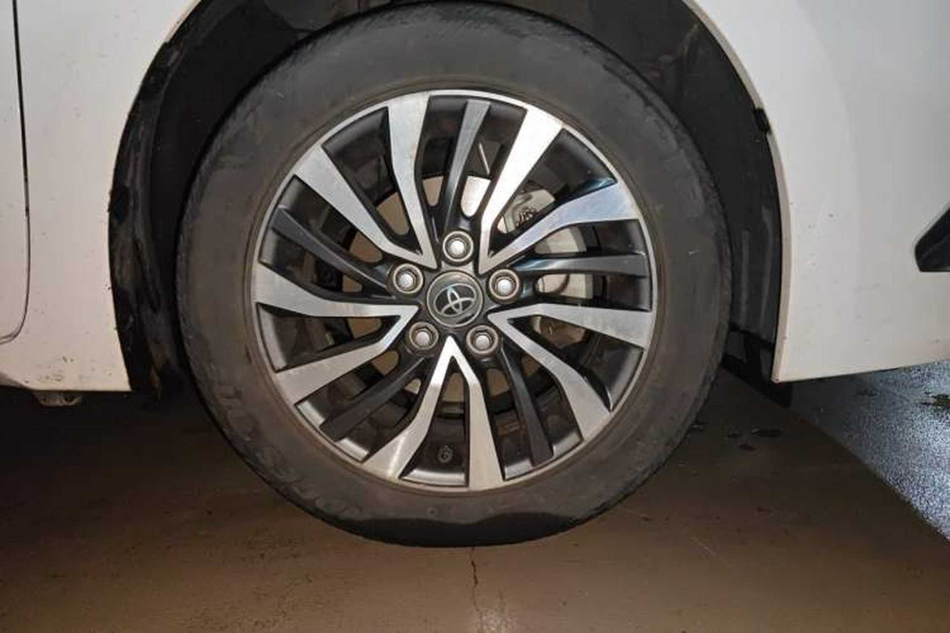 Used Toyota Corolla 2016 Dual-Engine 1.8L E-CVT Elite Edition Right Front Wheel Hub