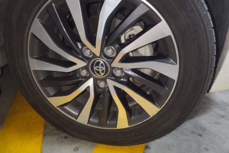 Used Toyota Corolla 2016 Dual-Engine 1.8L E-CVT Elite Edition Right Front Wheel Hub