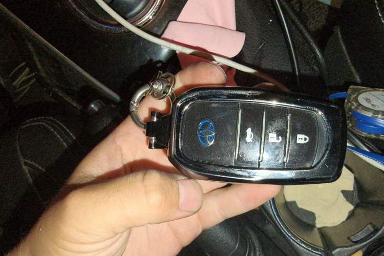 Used Toyota Corolla 2016 Dual-Engine 1.8L E-CVT Elite Edition Vehicle Key
