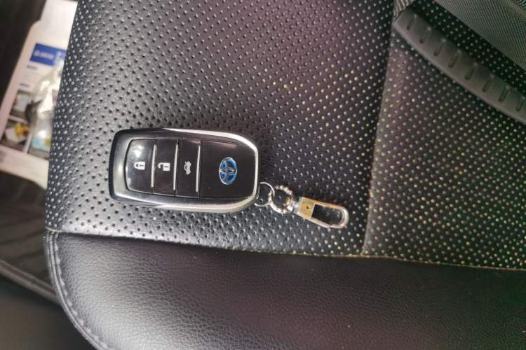 Used Toyota Corolla 2016 Dual-Engine 1.8L E-CVT Pioneer Edition Vehicle Key