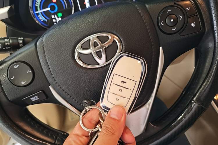 Used Toyota Corolla 2016 Dual-Engine 1.8L E-CVT Elite Edition Vehicle Key