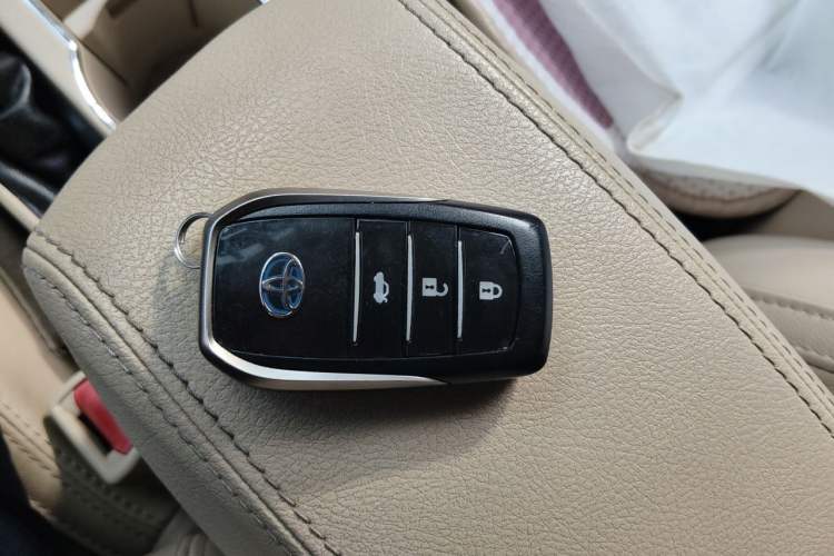 Used Toyota Corolla 2016 Dual-Engine 1.8L E-CVT Elite Edition Vehicle Key