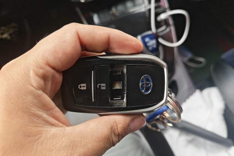 Used Toyota Corolla 2016 Dual-Engine 1.8L E-CVT Luxury Edition Vehicle Key