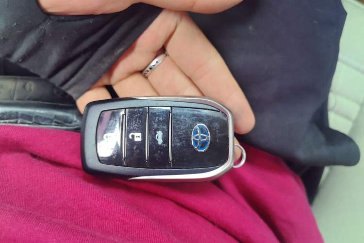 Used Toyota Corolla 2016 Dual-Engine 1.8L E-CVT Elite Edition Vehicle Key