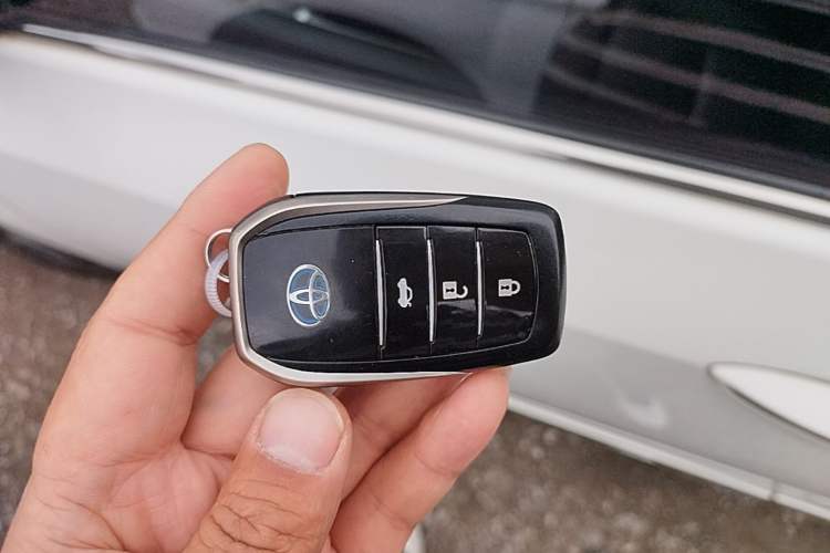 Used Toyota Corolla 2016 Dual-Engine 1.8L E-CVT Elite Edition Vehicle Key