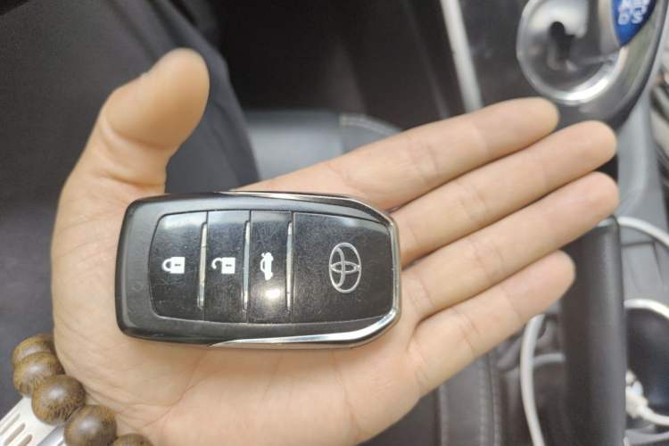 Used Toyota Corolla 2016 Dual-Engine 1.8L E-CVT Luxury Edition Vehicle Key