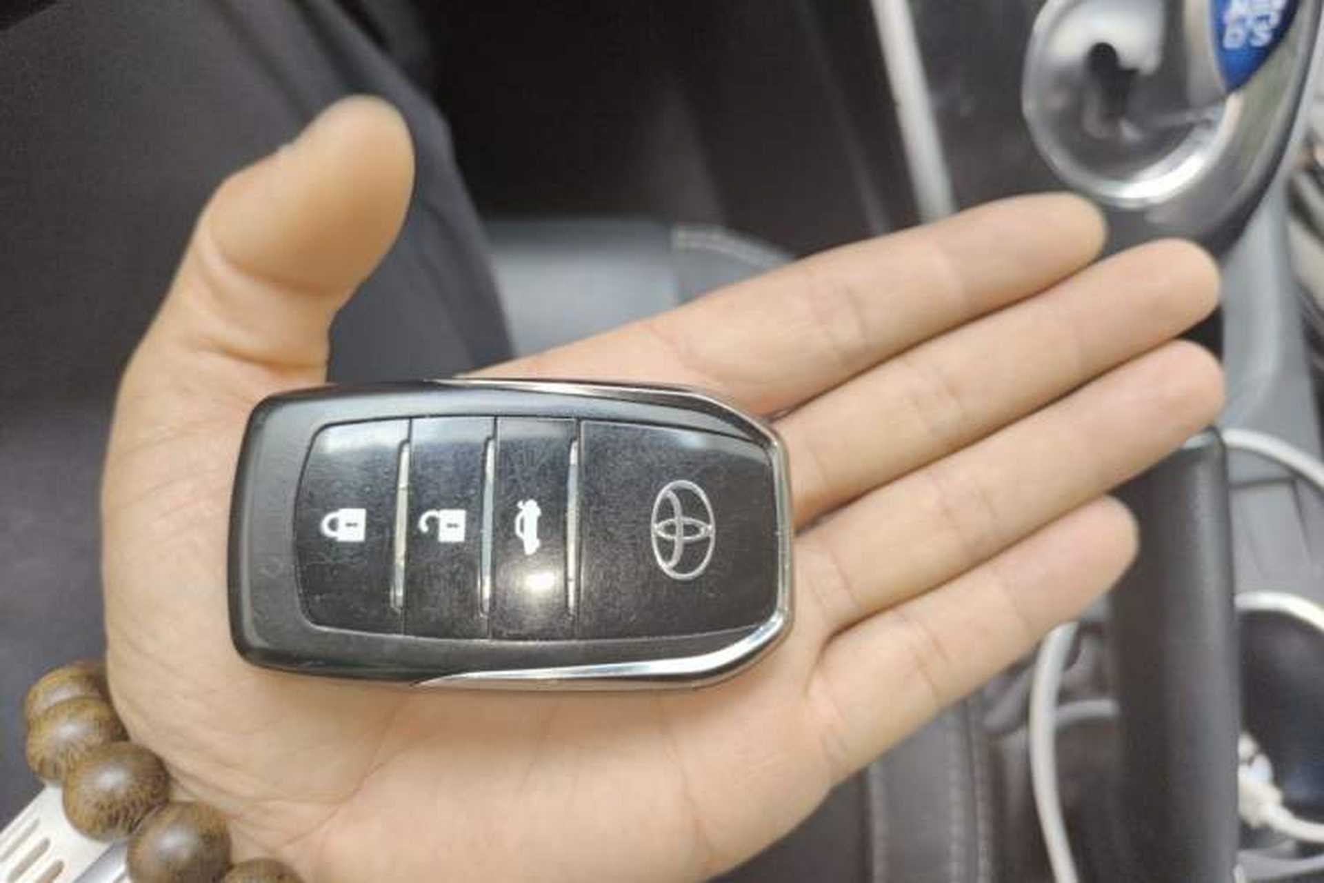 Used Toyota Corolla 2016 Dual-Engine 1.8L E-CVT Luxury Edition Vehicle Key