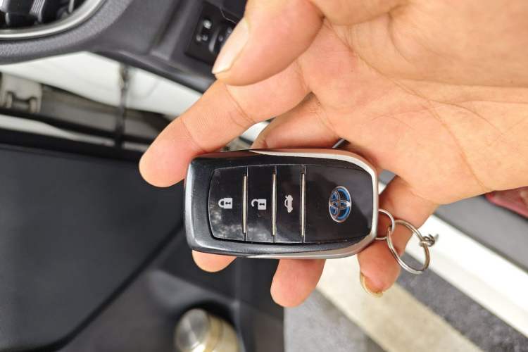 Used Toyota Corolla 2016 Dual-Engine 1.8L E-CVT Leading Edition Vehicle Key