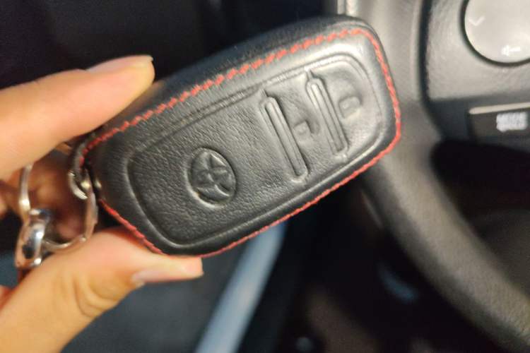 Used Toyota Corolla 2016 Dual-Engine 1.8L E-CVT Leading Edition Vehicle Key