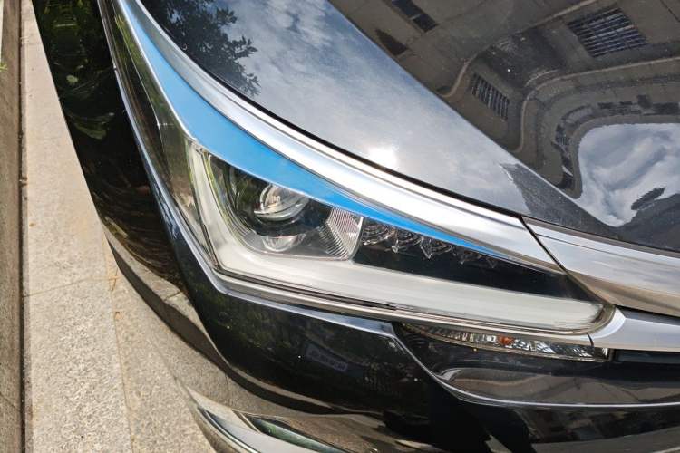 Used Toyota Corolla 2017 Revised Dual-Engine 1.8L E-CVT Elite Edition Right Front Headlight