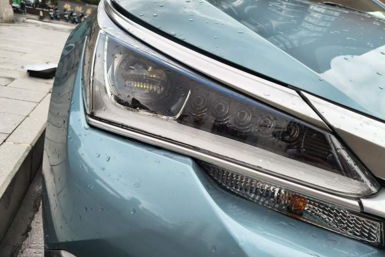 Used Toyota Corolla 2017 Revised Dual-Engine 1.8L E-CVT Elite Edition Right Front Headlight