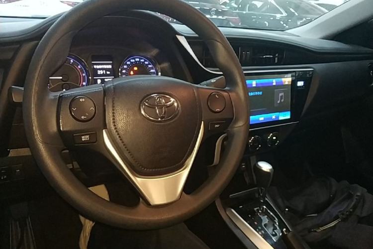 Used Toyota Corolla 2017 Revised Version 1.2T S-CVT GL-i Center Console