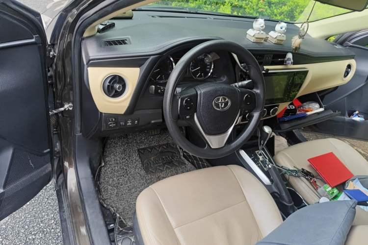 Used Toyota Corolla 2017 Revised Version 1.2T S-CVT GL-i Center Console