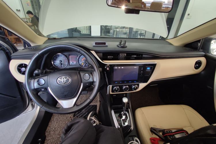 Used Toyota Corolla 2017 Revised Version 1.2T S-CVT GL-i Leather Edition Center Console