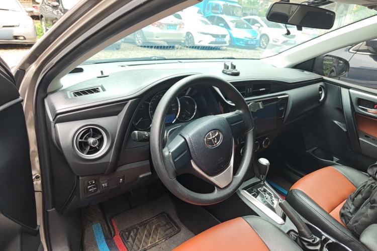 Used Toyota Corolla 2017 Revised Version 1.2T S-CVT GL Center Console