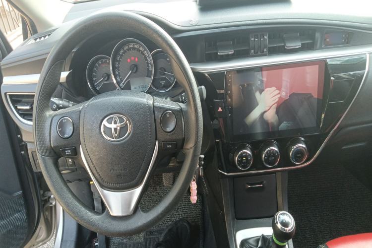 Used Toyota Corolla 2017 1.2T Manual GL Center Console