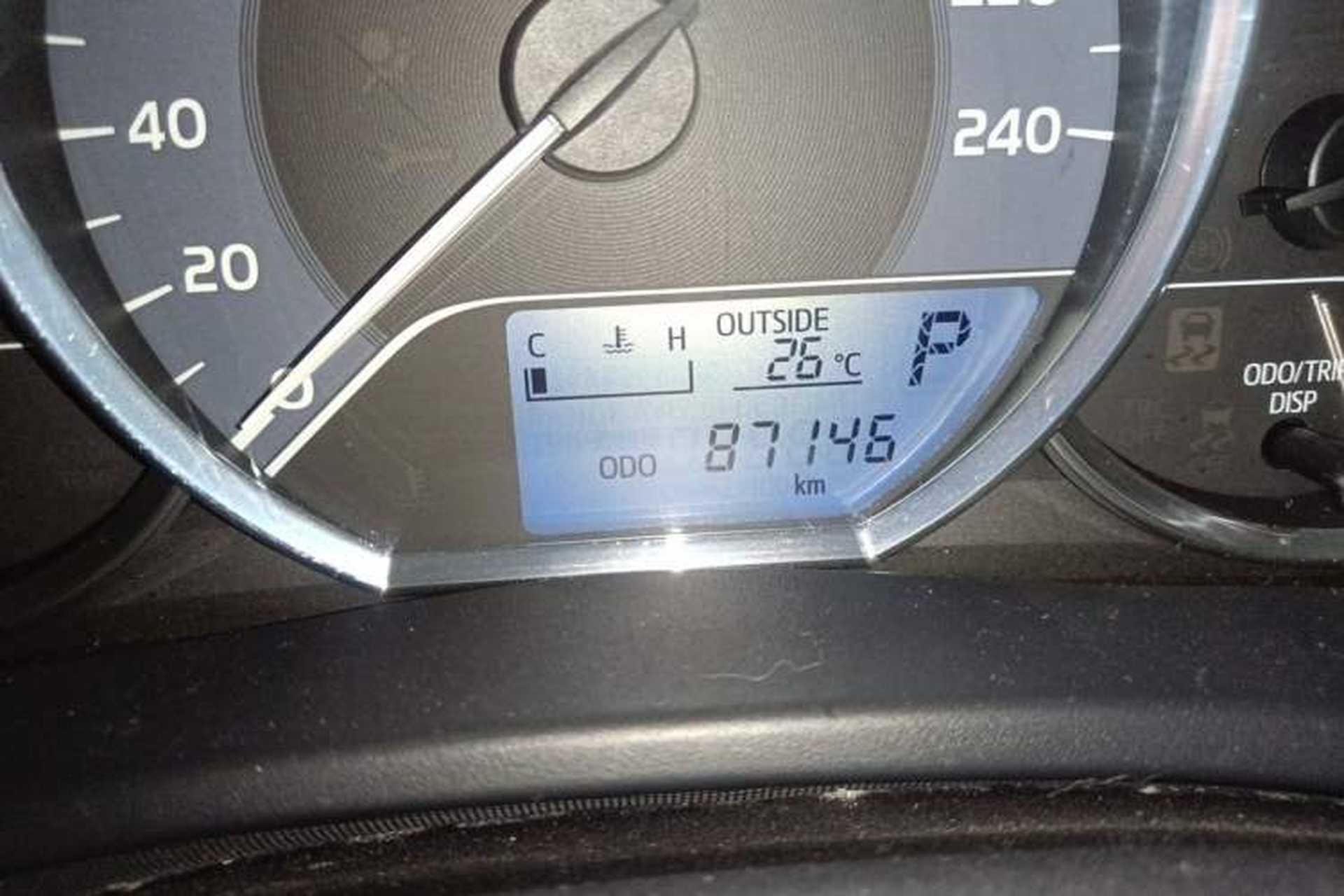 Used Toyota Corolla 2017 Revised Version 1.2T S-CVT GL Odometer Close Up