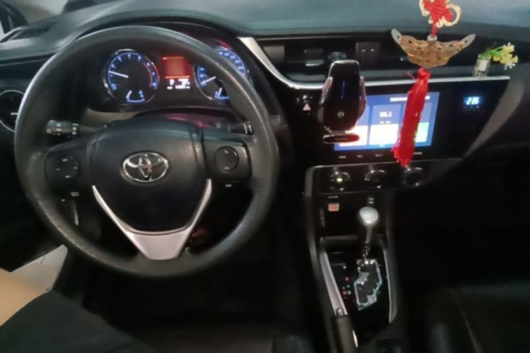 Used Toyota Corolla 2017 Revised Version 1.2T S-CVT GL-i Center Console