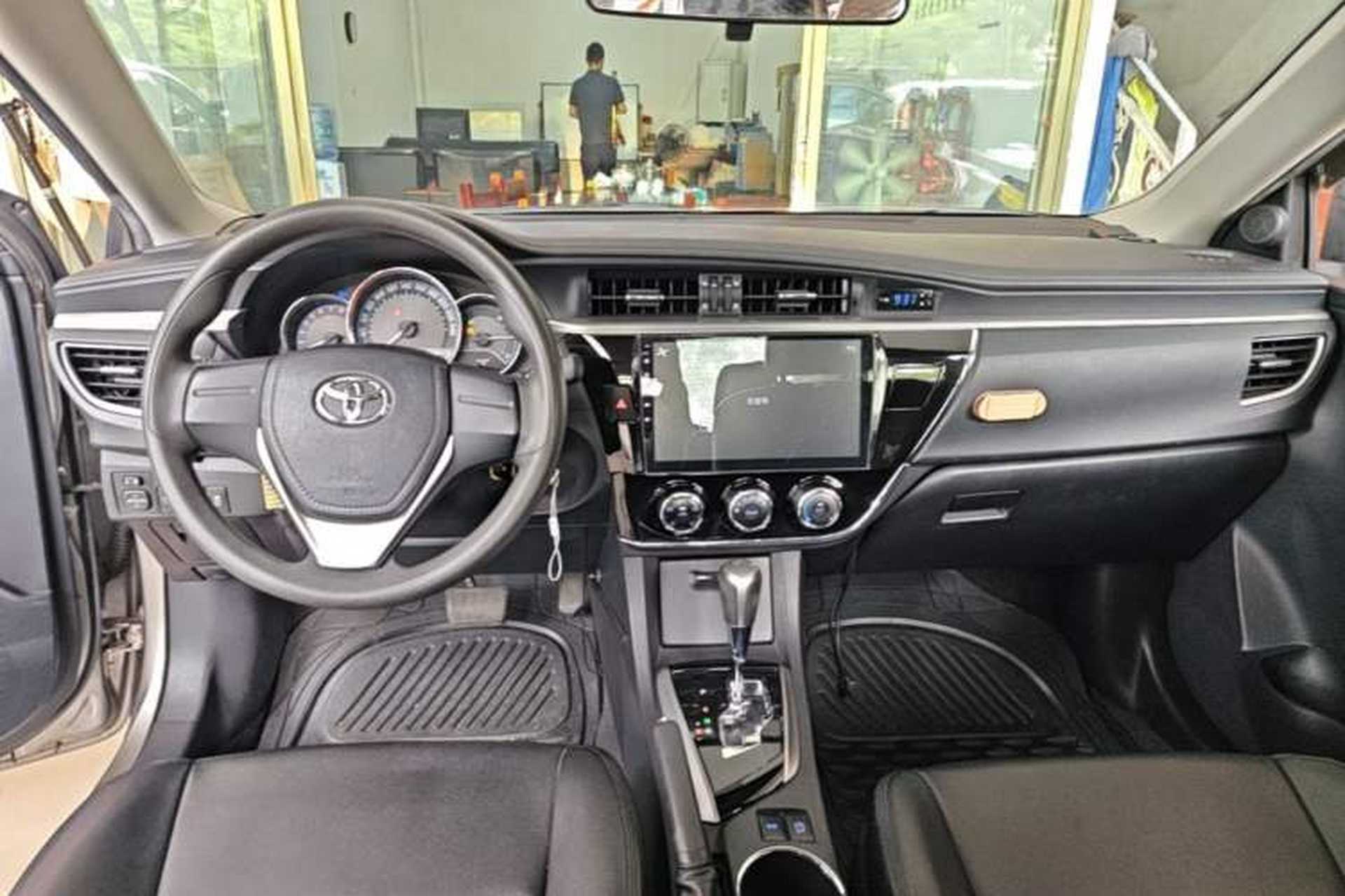 Used Toyota Corolla 2017 1.2T CVT GL Center Console