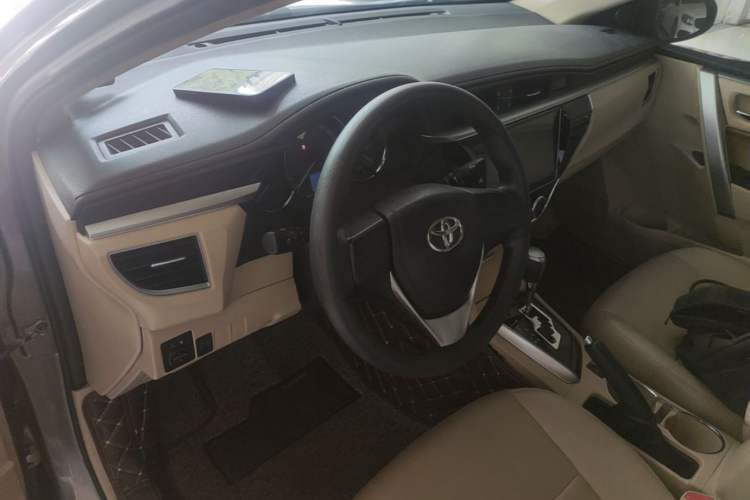 Used Toyota Corolla 2017 1.6L CVT GL Center Console