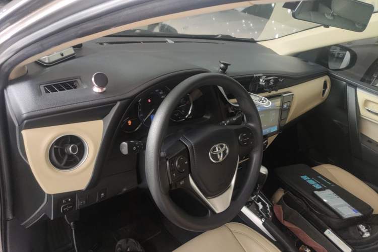 Used Toyota Corolla 2017 Revised Version 1.2T S-CVT GL Center Console