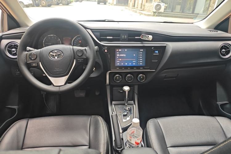 Used Toyota Corolla 2017 Revised Version 1.2T S-CVT GL-i Center Console