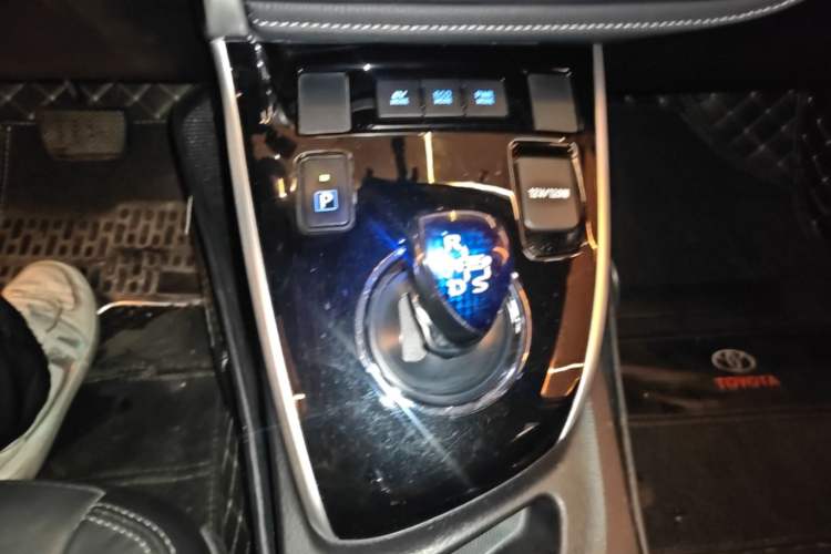 Used Toyota Corolla 2017 Revised Dual-Engine 1.8L E-CVT Elite Edition Gear Lever