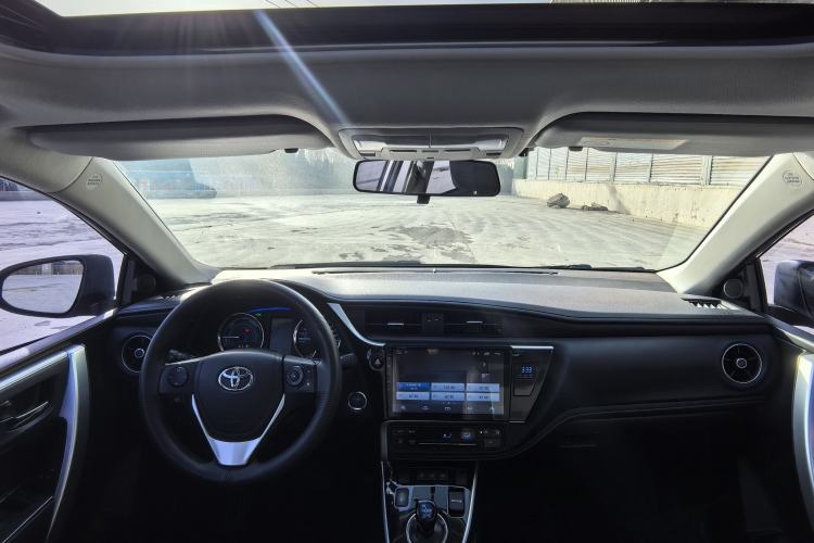 Used Toyota Corolla 2017 Revised Dual-Engine 1.8L E-CVT Leading Edition Interior 2