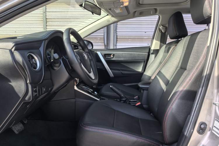Used Toyota Corolla 2017 Revised Dual-Engine 1.8L E-CVT Leading Edition Interior 4