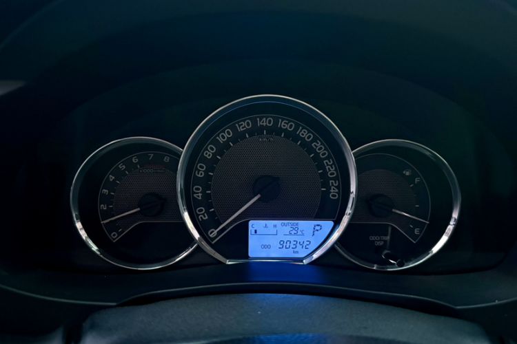 Used Toyota Corolla 2017 1.6L CVT GL Odometer Close Up