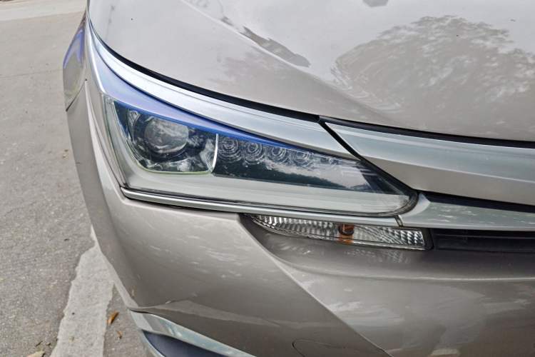 Used Toyota Corolla 2017 Revised Dual-Engine 1.8L E-CVT Leading Edition Right Front Headlight