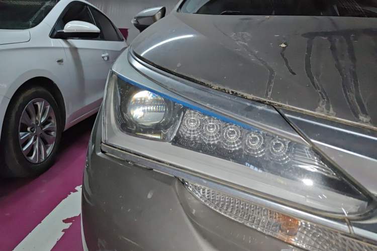 Used Toyota Corolla 2017 Revised Dual-Engine 1.8L E-CVT Elite Edition Right Front Headlight