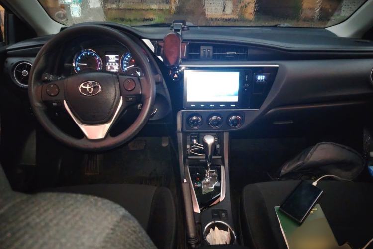 Used Toyota Corolla 2017 Revised Version 1.2T S-CVT GL-i Center Console