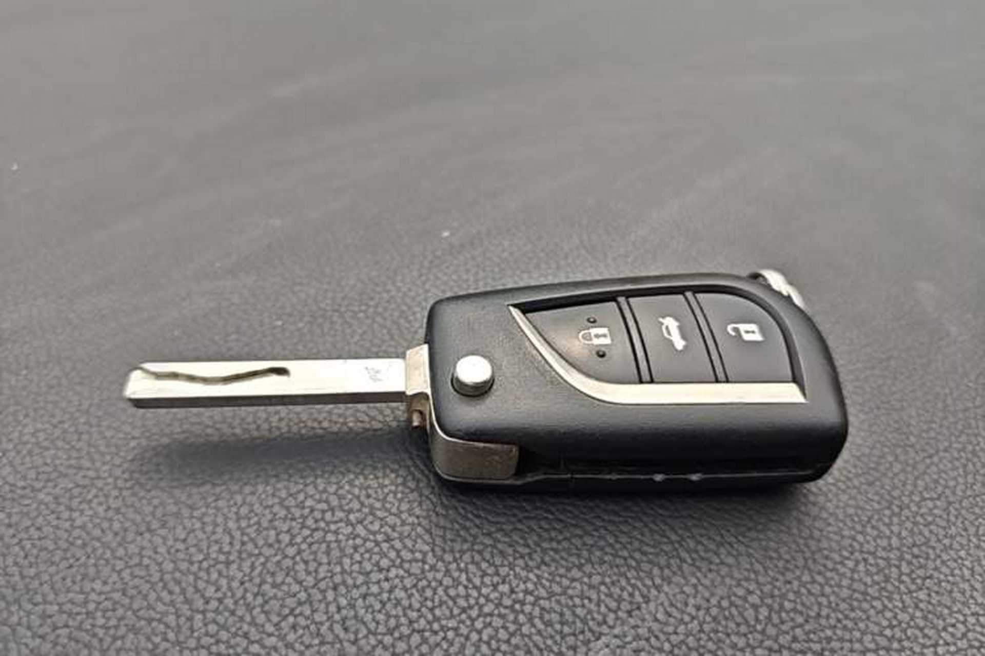Used Toyota Corolla 2017 Revised Version 1.2T S-CVT GL Vehicle Key