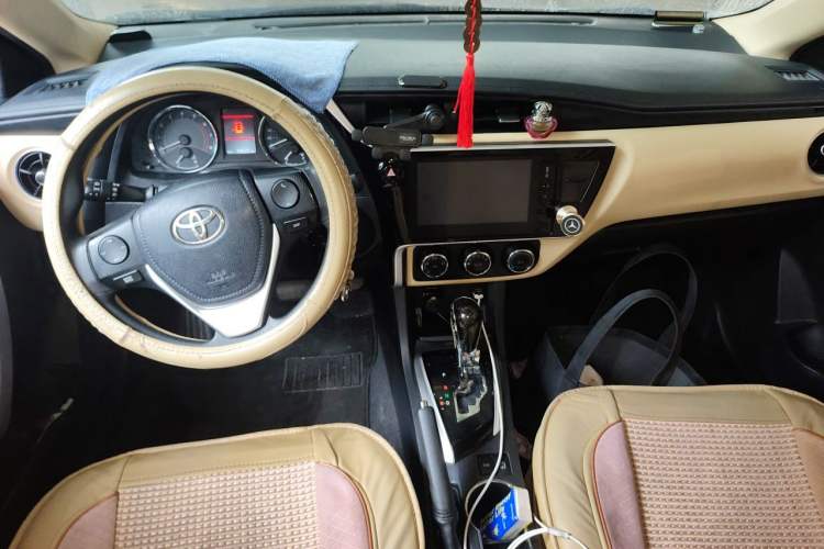 Used Toyota Corolla 2017 Revised Version 1.2T S-CVT GL-i Center Console