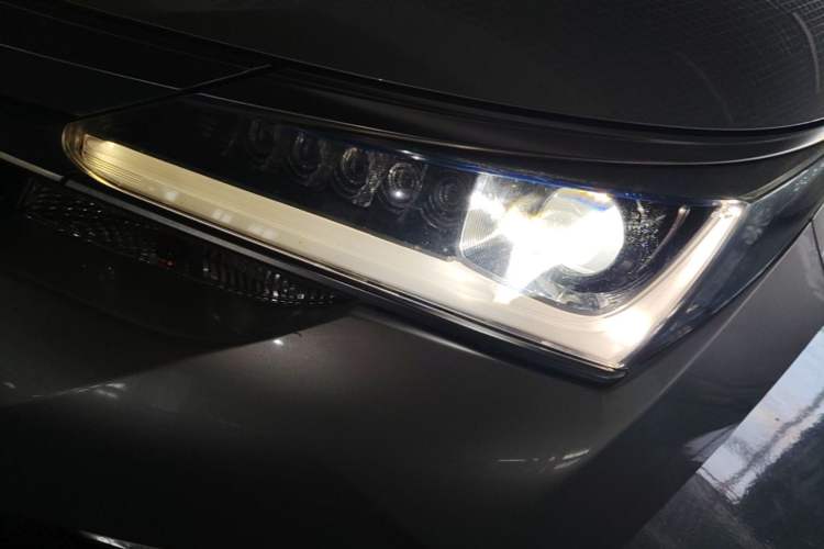 Used Toyota Corolla 2017 Revised Dual-Engine 1.8L E-CVT Leading Edition Left Front Headlight