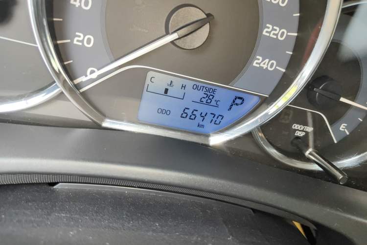 Used Toyota Corolla 2017 Revised Version 1.2T S-CVT GL Odometer Close Up