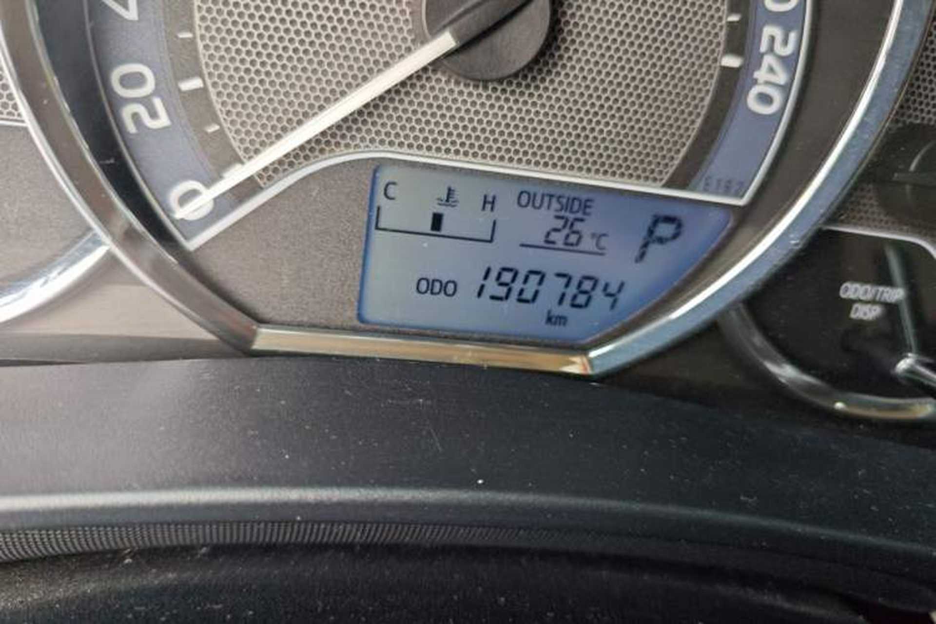 Used Toyota Corolla 2017 1.6L CVT GL Odometer Close Up