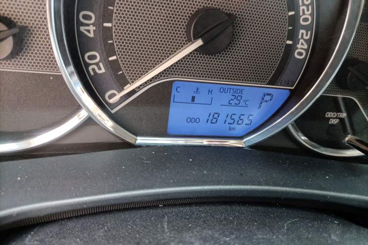 Used Toyota Corolla 2017 Revised Version 1.6L S-CVT GL Odometer Close Up