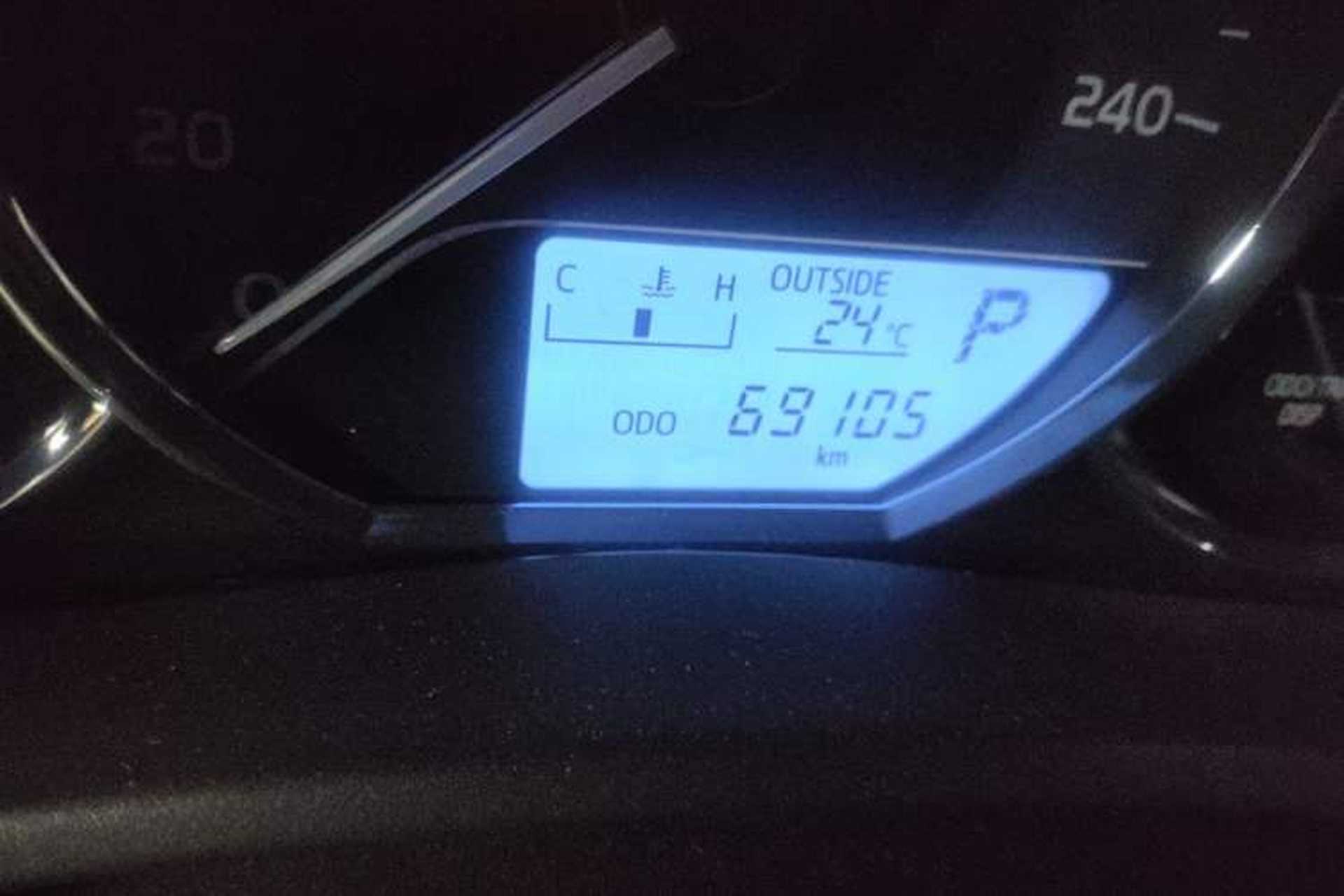 Used Toyota Corolla 2017 Revised Version 1.2T S-CVT GL Odometer Close Up
