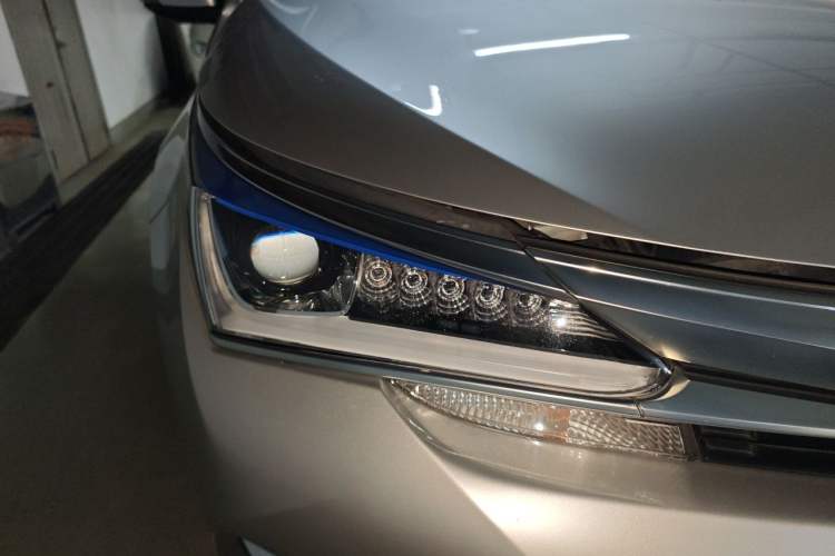 Used Toyota Corolla 2017 Revised Dual-Engine 1.8L E-CVT Luxury Edition Right Front Headlight