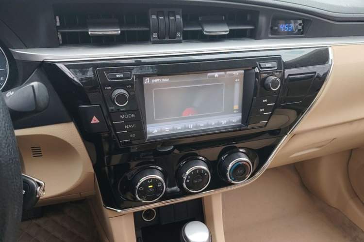 Used Toyota Corolla 2017 Revised Version 1.6L S-CVT GL Audio And AC Panel