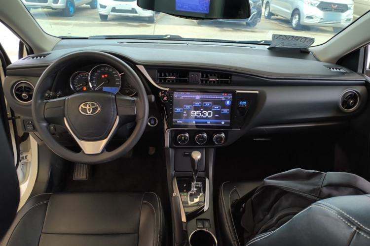 Used Toyota Corolla 2017 Revised Version 1.2T S-CVT GL Center Console