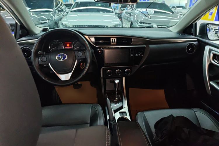 Used Toyota Corolla 2017 Revised Version 1.2T S-CVT GL-i Leather Edition Center Console