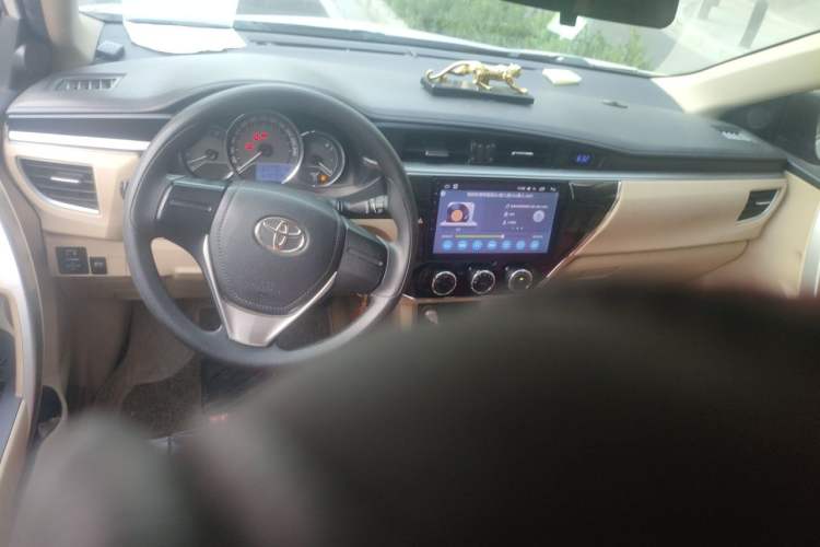 Used Toyota Corolla 2017 1.6L CVT GL Center Console