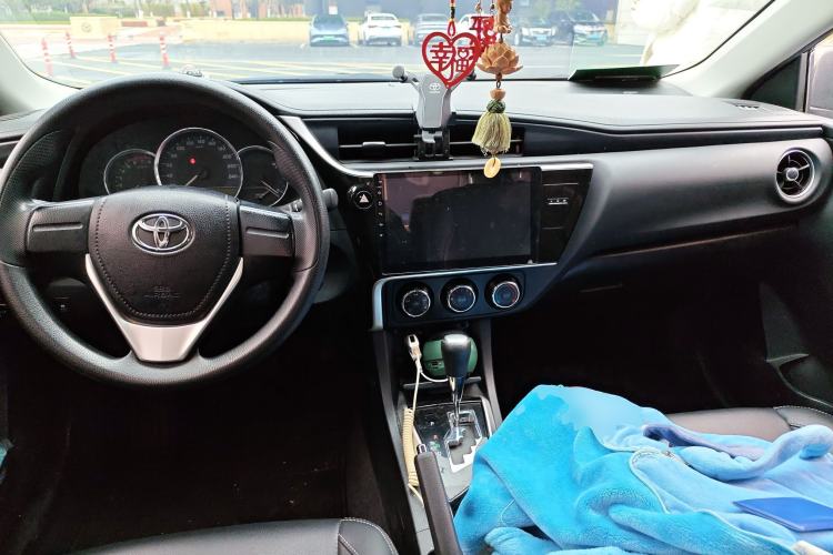 Used Toyota Corolla 2017 Revised Version 1.2T S-CVT GL Center Console