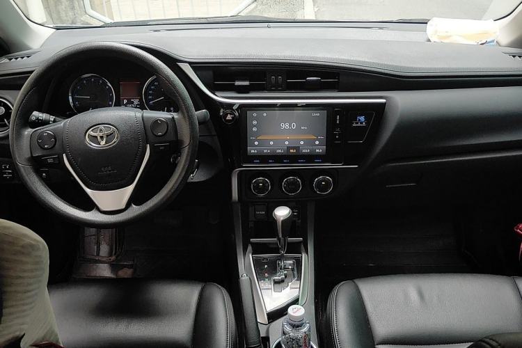 Used Toyota Corolla 2017 Revised Version 1.2T S-CVT GL-i Center Console