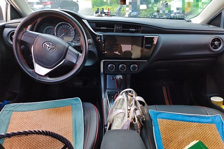 Used Toyota Corolla 2017 Revised Version 1.2T S-CVT GL Center Console