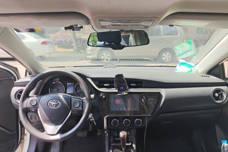 Used Toyota Corolla 2017 Revised Version 1.2T S-CVT GL-i Center Console