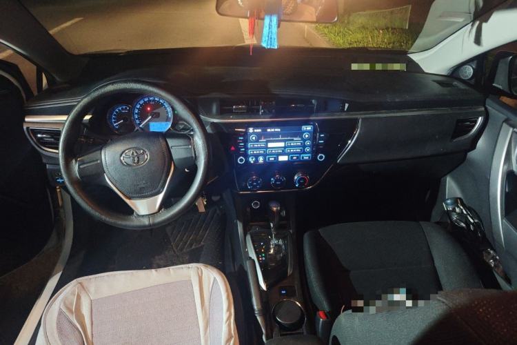 Used Toyota Corolla 2017 1.6L CVT GL Center Console